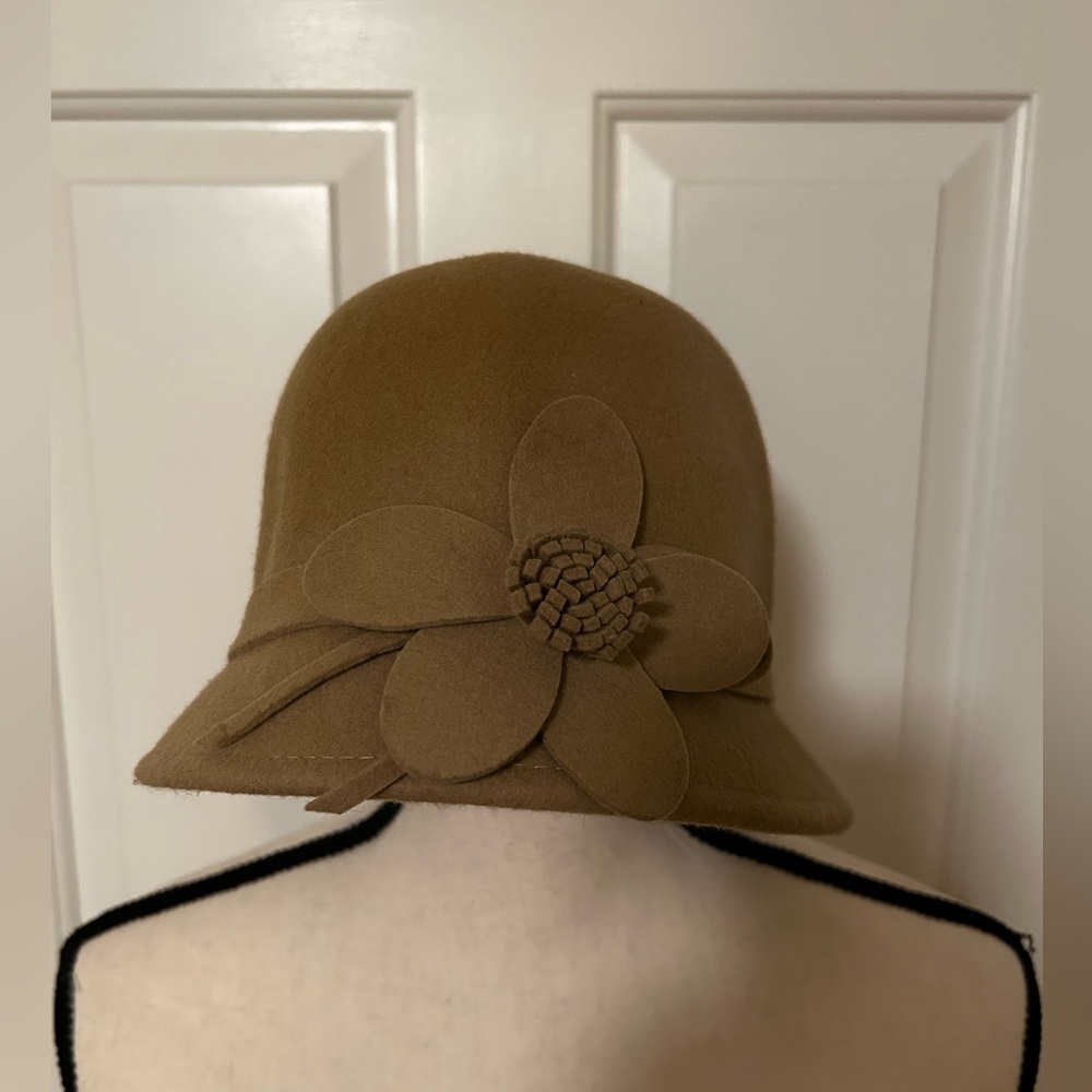 Nearly new ladies wool winter hat beige one size